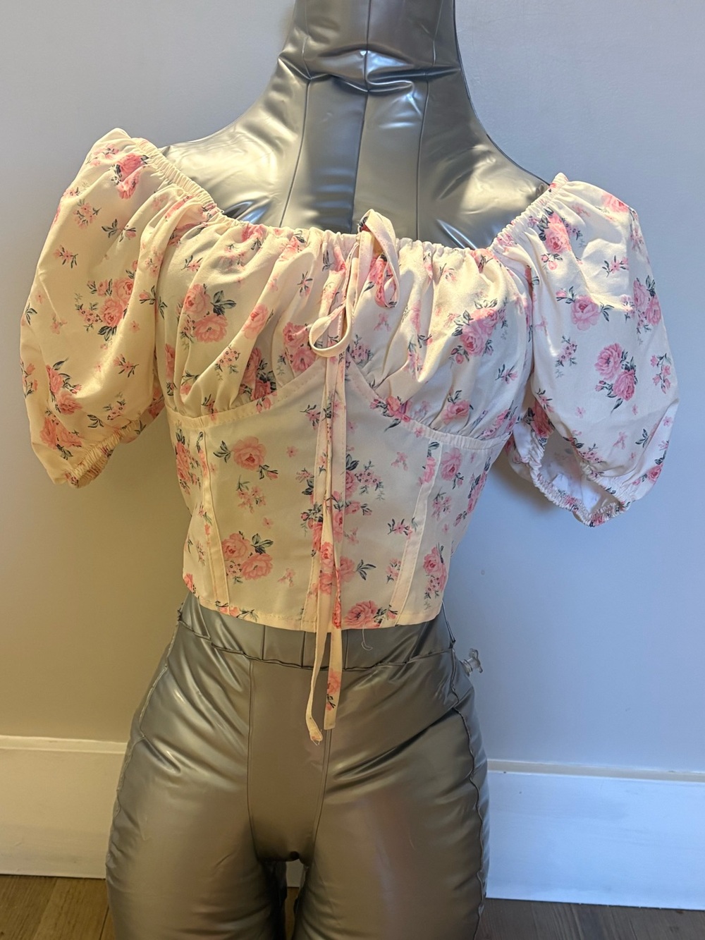 SHEIN Cream Floral Puff-Sleeve Crop Top with Pink Roses